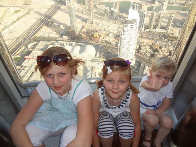 Anne-Lène, Lyzia en Theodoor Teunis in… Dubai