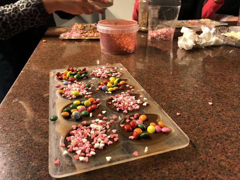 Vier vriendinnen maken zelf heerlijke bonbons (met video)