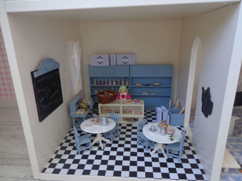 In het poppenhuis van Annemieke zit een klaslokaal en een bakkerij