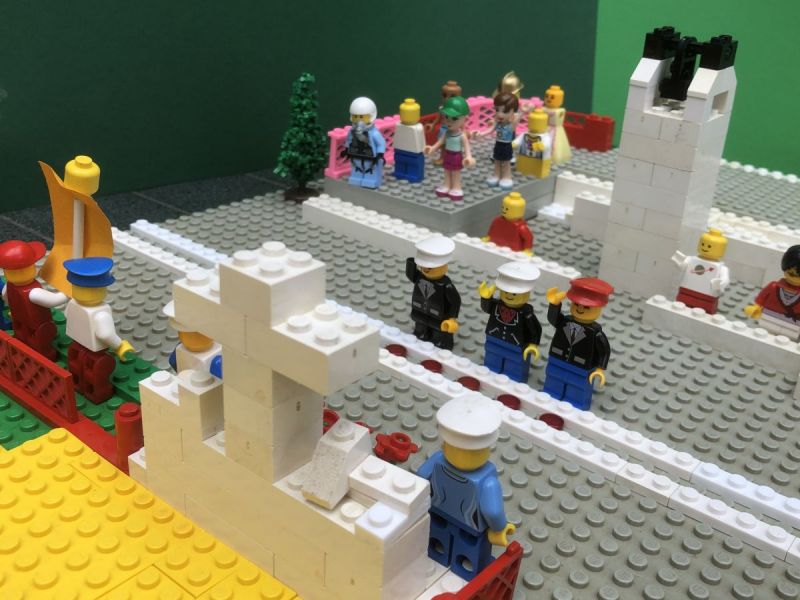 Johanna en Emma bouwen Grebbeberg van Lego