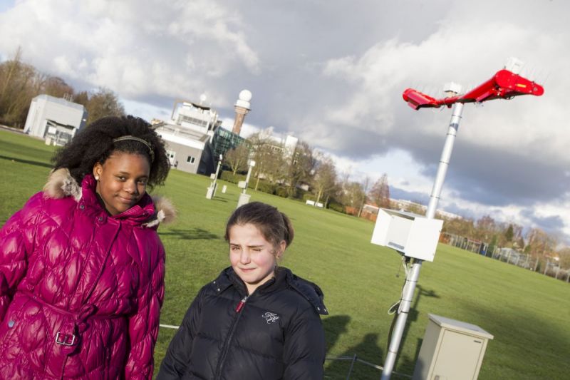 Lotte en Ketsie turen naar de lucht bij het KNMI