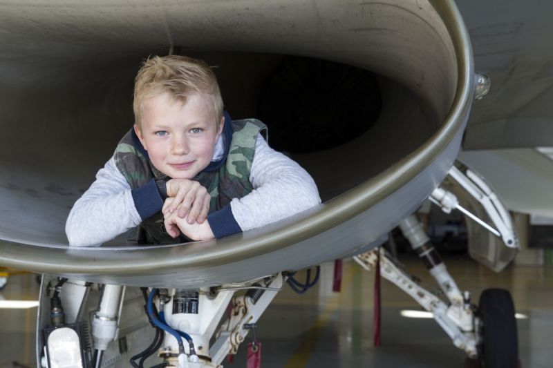 VIDEO: Sam bewondert een F-16