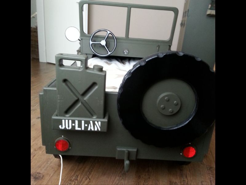 Julian slaapt in een legerjeep