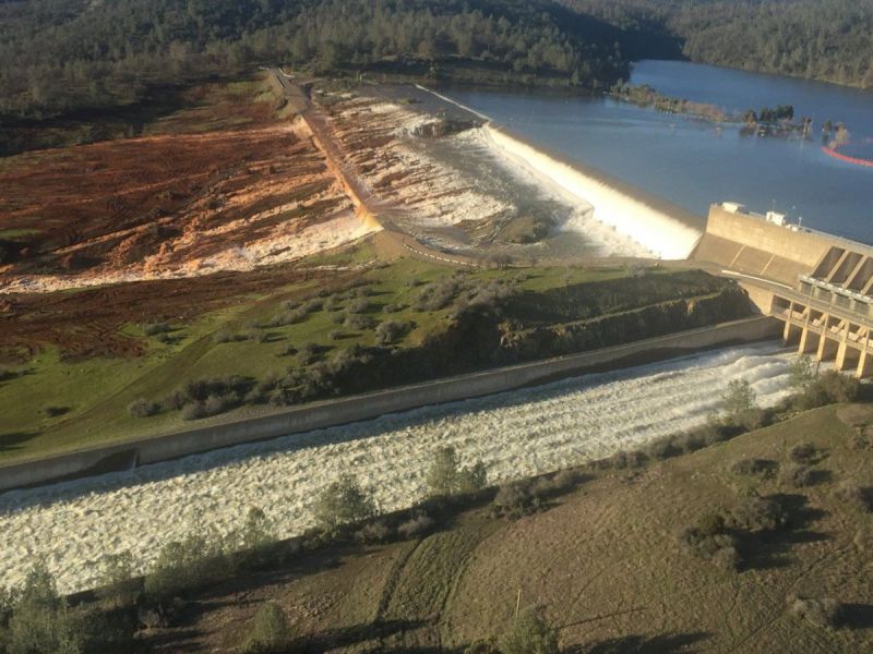 Dam dreigt te bezwijken; 180.000 mensen op de vlucht voor het water