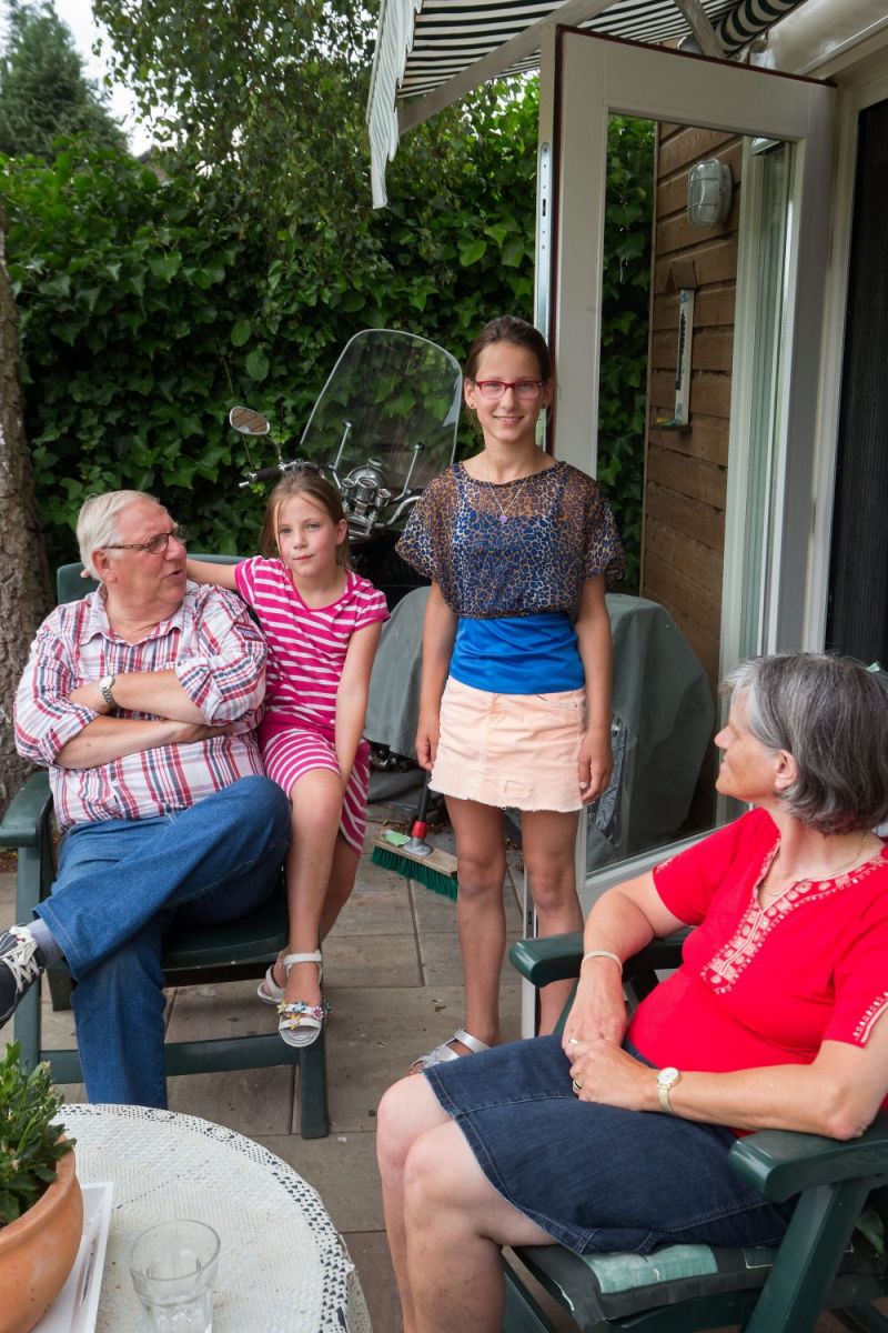 Thirza's opa en oma wonen  IN DE ACHTERTUIN