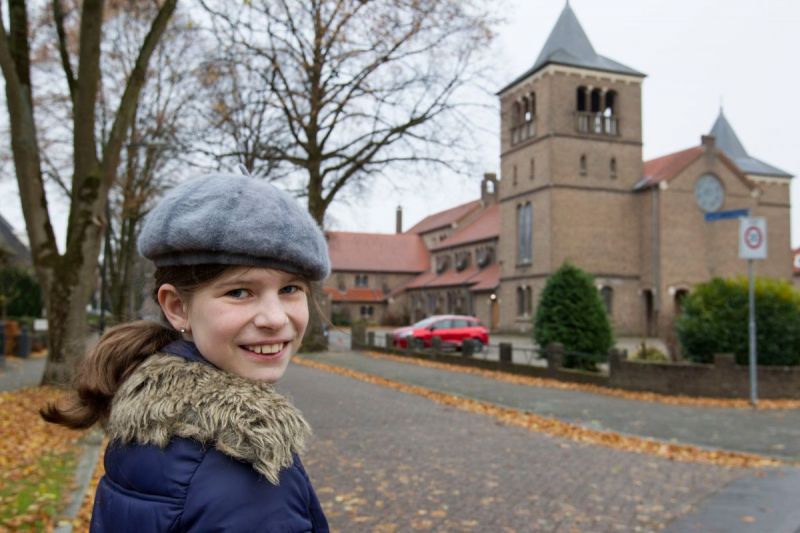 Femke-Marij kan de preek goed volgen