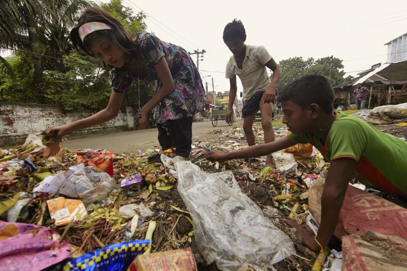 Video: Bisti werkt elke dag midden in het vuilnis