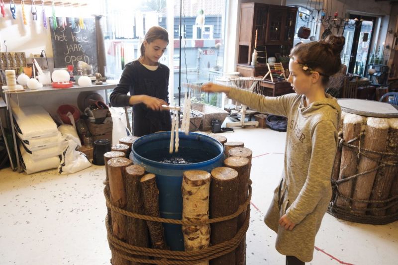 Dompelen, vormen en kleuren in de kaarsenmakerij