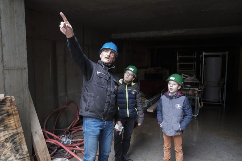 Arjan en Elbert op de bouwplaats. „Het is fijn om met je handen te werken”