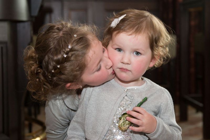 Anne geeft ringen op de bruiloft