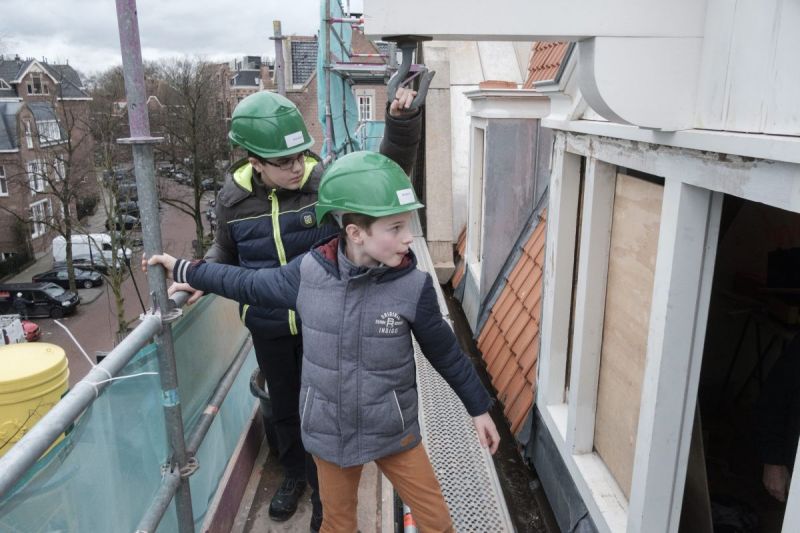 Arjan en Elbert op de bouwplaats. „Het is fijn om met je handen te werken”