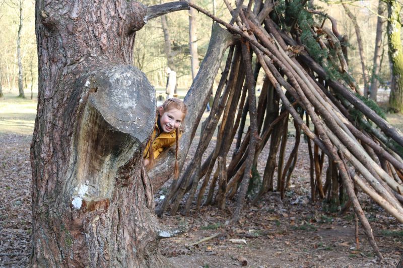 Rennen en stoeien in het Indianenbos