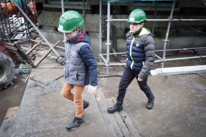 Arjan en Elbert op de bouwplaats. „Het is fijn om met je handen te werken”