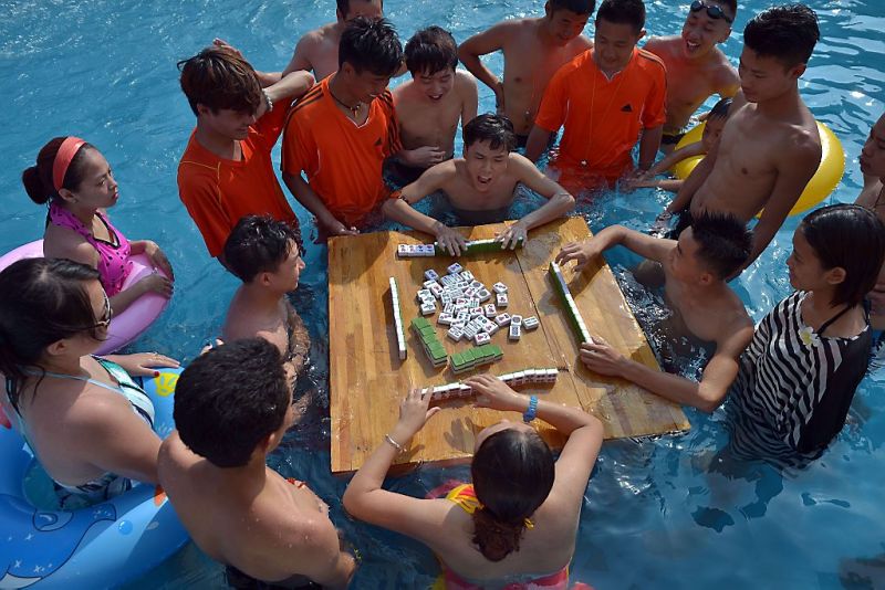 Warm in China: kinderen doen bordspel in water