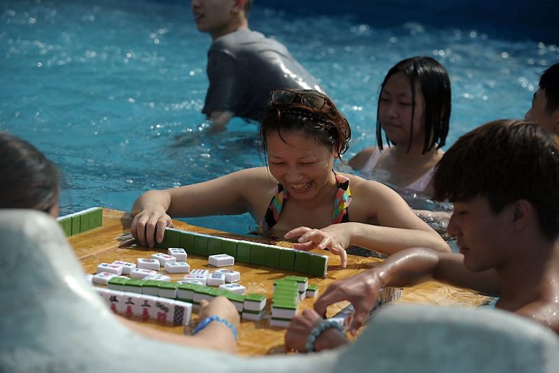 Warm in China: kinderen doen bordspel in water
