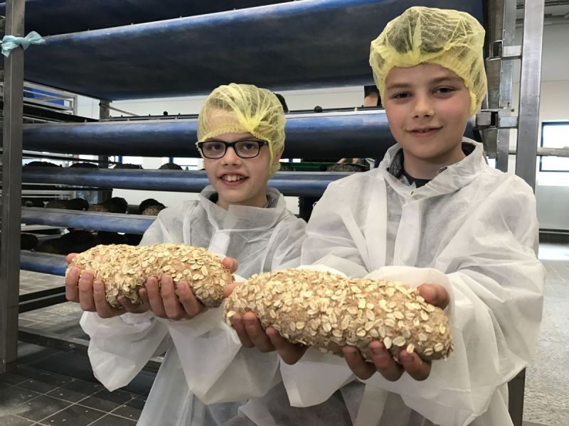 Thijs en Niek nemen een kijkje in een broodfabriek