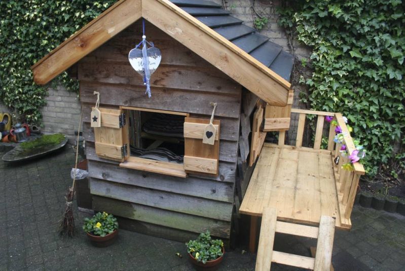 Meidenhuisje in de tuin