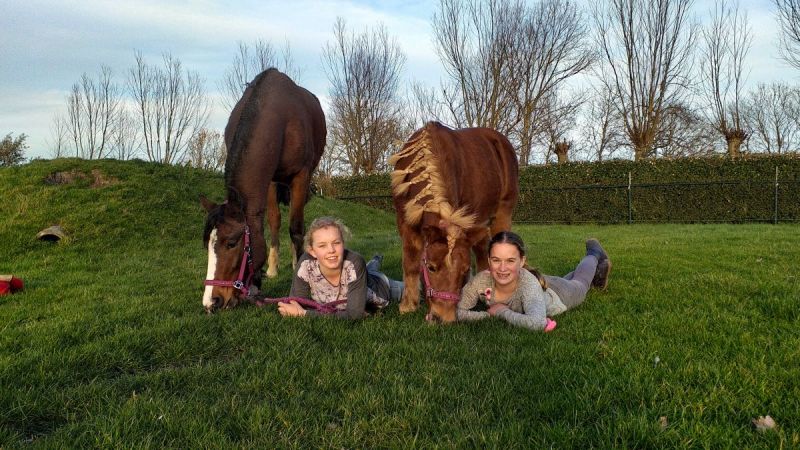 Marit en Lieke HEBBEN EEN EIGEN KINDERBOERDERIJ