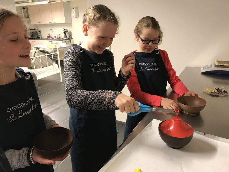 Vier vriendinnen maken zelf heerlijke bonbons (met video)