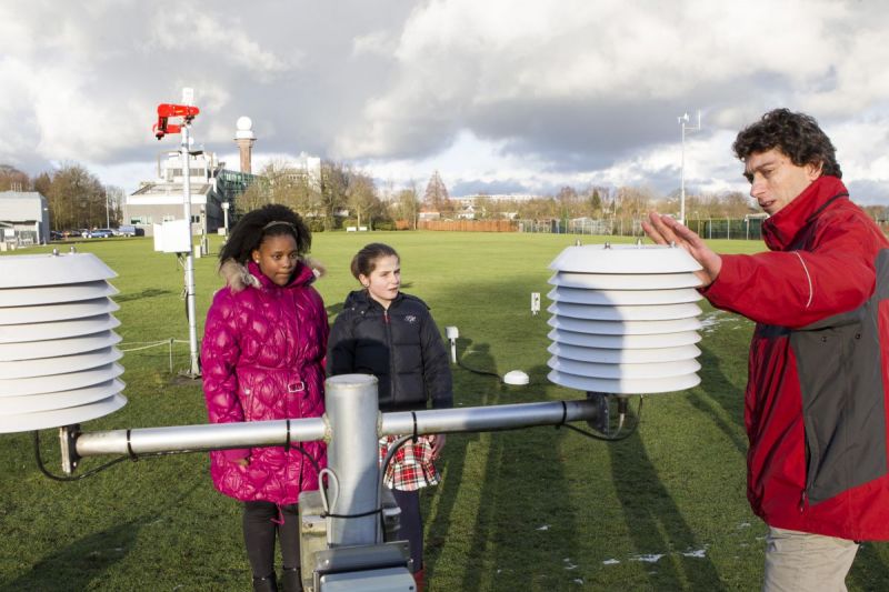 Lotte en Ketsie turen naar de lucht bij het KNMI