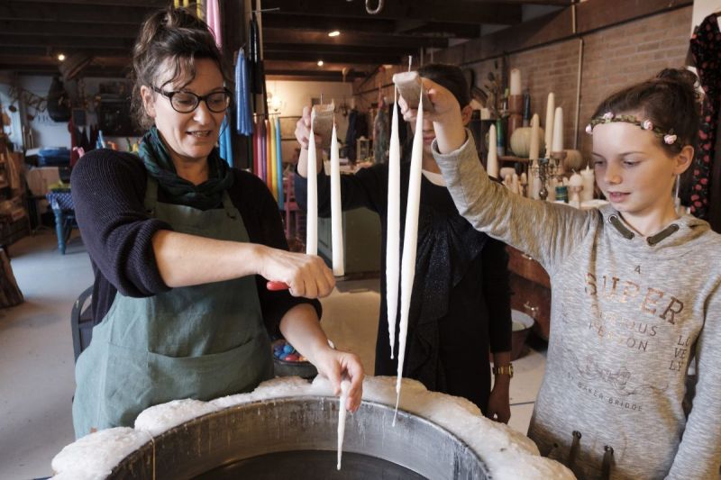 Dompelen, vormen en kleuren in de kaarsenmakerij